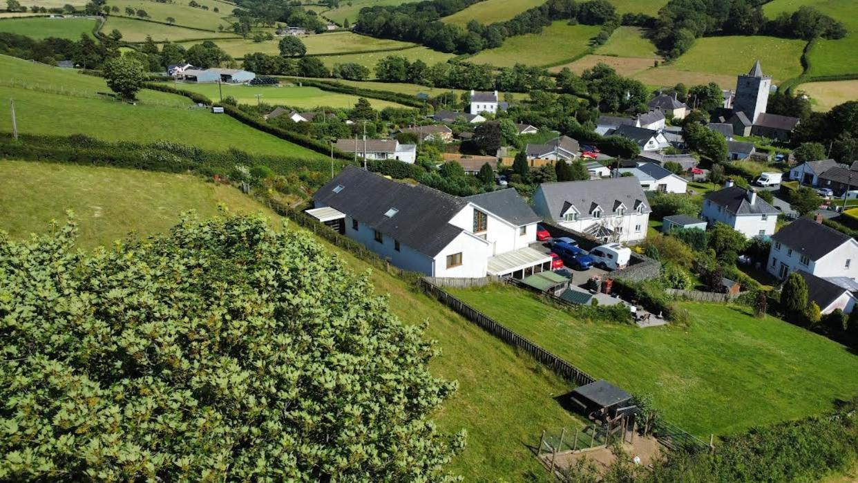 Y Grange Bed & Breakfast Llanfihangel-y-Creuddyn Eksteriør bilde